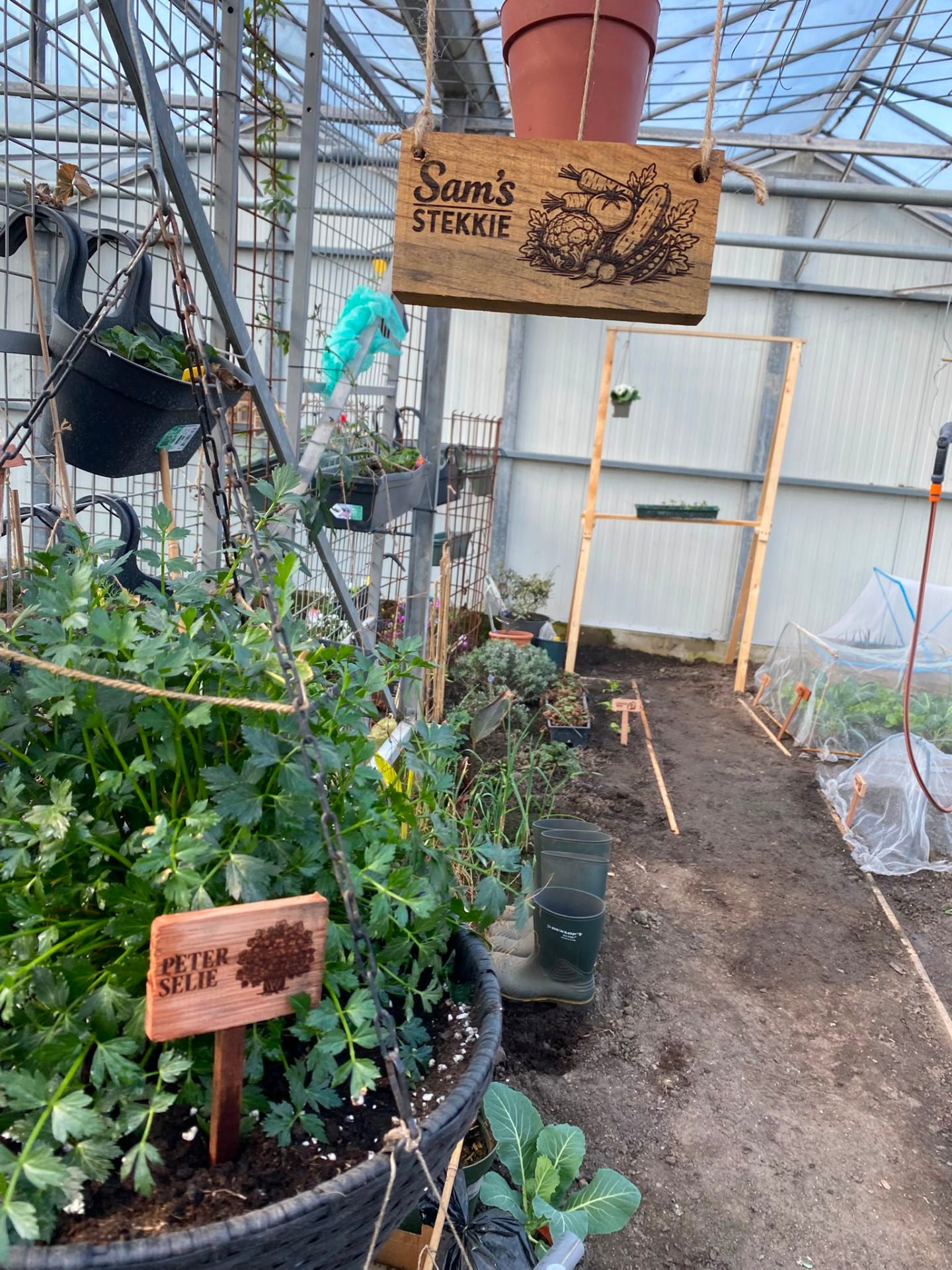 Sam's Stekkie moestuinkas met hangend houten bord